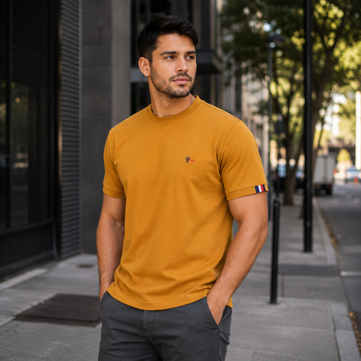 Camiseta Ocre Gola Redonda com Detalhe na Manga